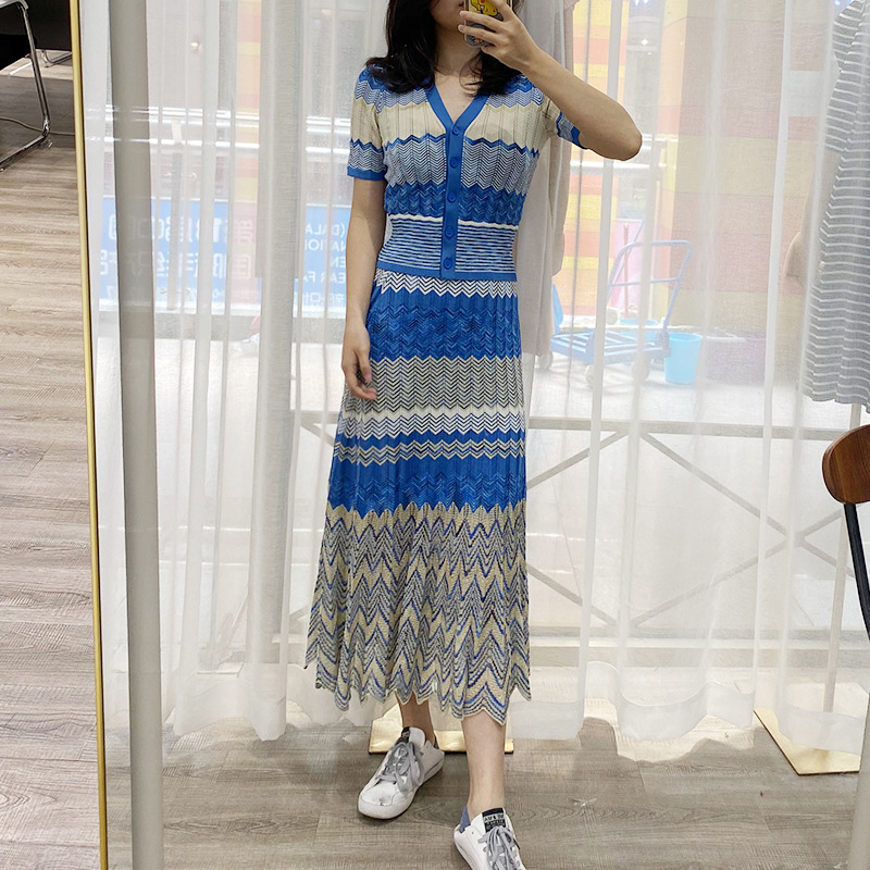 French-Style Spring and Summer Women's Holiday Outfit: Wavy Striped Short-Sleeve Top Knitwear + Skirt for Seaside Vacation