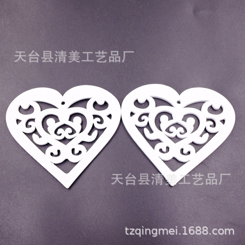 Colgante de amor hueco de color de madera Colgante de corazón de melocotón hueco de dibujos animados de madera 10 piezas en un paquete con 10 cuerdas de cáñamo