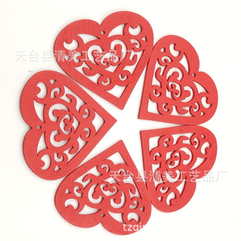 Colgante de amor hueco de color de madera Colgante de corazón de melocotón hueco de dibujos animados de madera 10 piezas en un paquete con 10 cuerdas de cáñamo