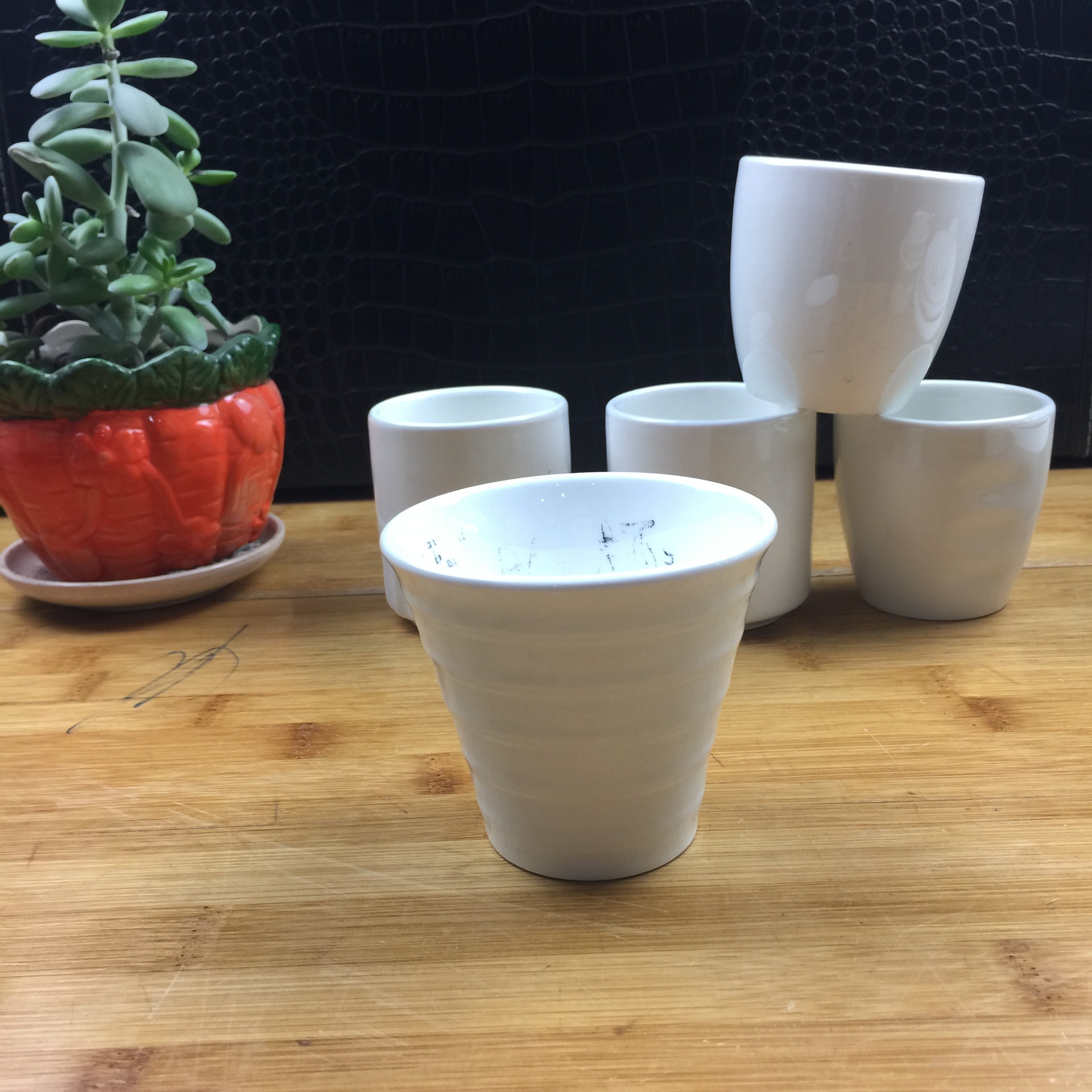 Fábrica al por mayor Hotel taza de té copa de vino al por mayor blanco puro medio patrón taza Jiangzhong taza huella digital taza hotel restaurante puesto