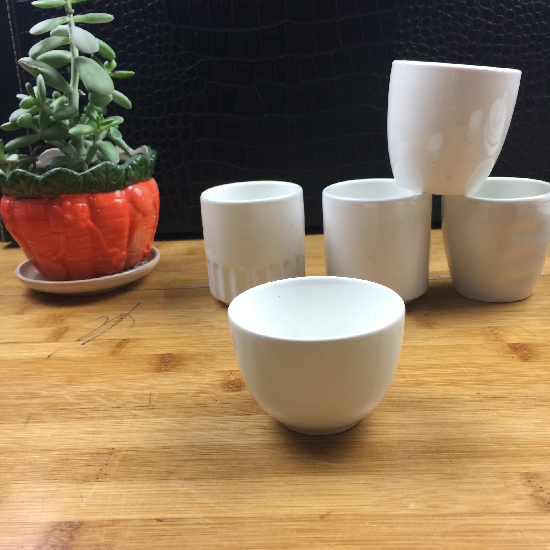 Fábrica al por mayor Hotel taza de té copa de vino al por mayor blanco puro medio patrón taza Jiangzhong taza huella digital taza hotel restaurante puesto