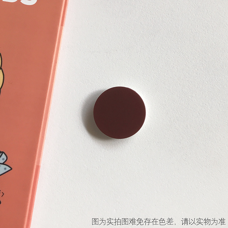 暗棕色