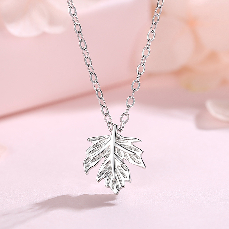 S925 plata hoja de arce collar femenino neto rojo elegante simple clavícula cadena nicho diseño ins viento frío para la novia