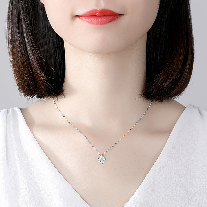 S925 plata hoja de arce collar femenino neto rojo elegante simple clavícula cadena nicho diseño ins viento frío para la novia