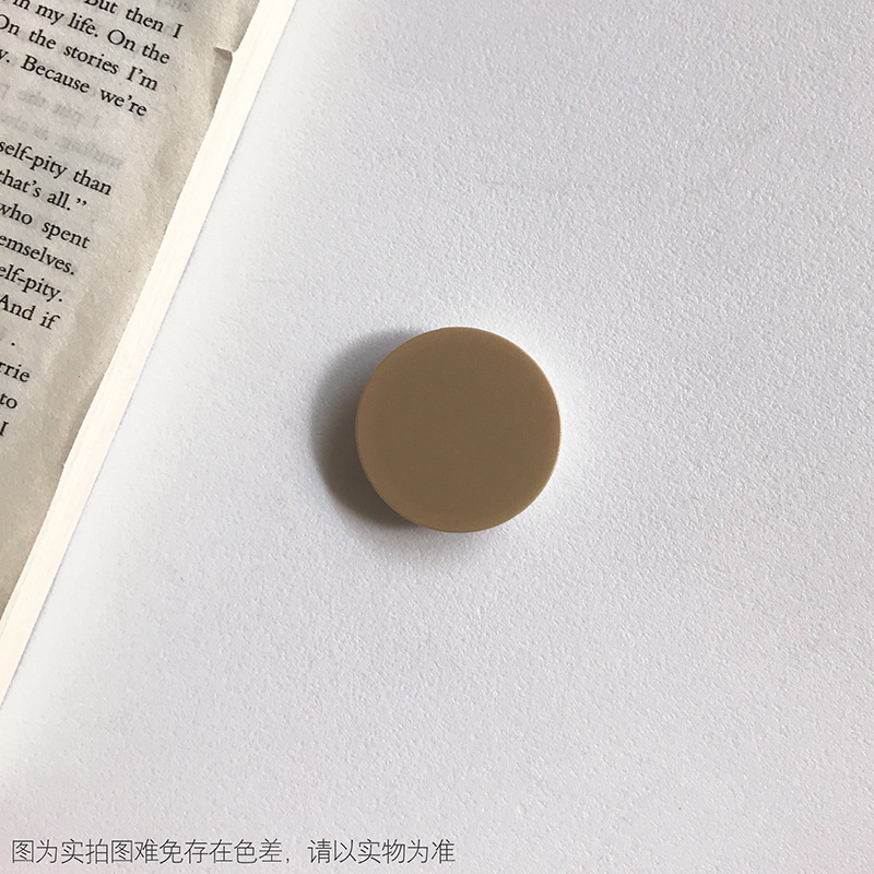 淡黄色