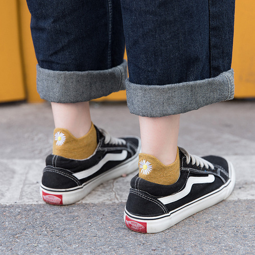 Spring and summer new products small daisy embroidered women's socks heel foot protection anti-friction women's boat socks cotton solid color socks women's wholesale