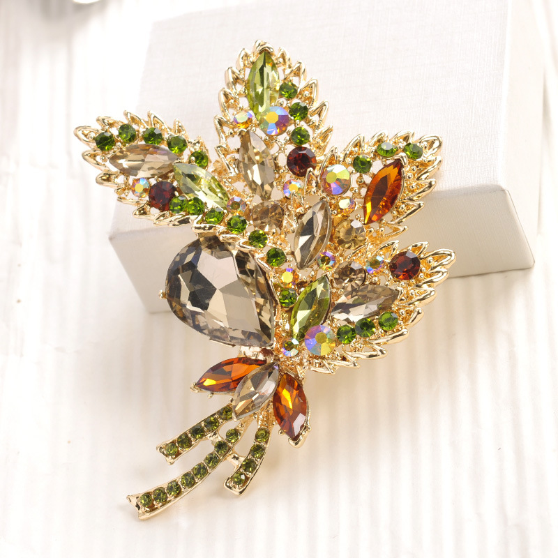 Broche de hoja rosa con estrás para mujer joya elegante_voghion.com