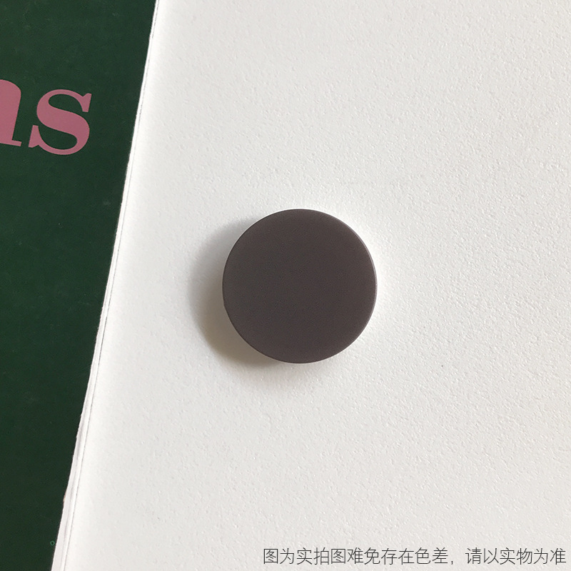 炭灰黑色
