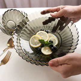 酒杯;玻璃杯;盘