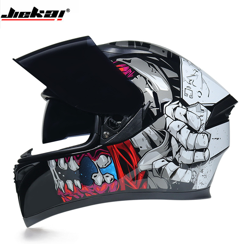 차 거울이있는 흰색 미치광이