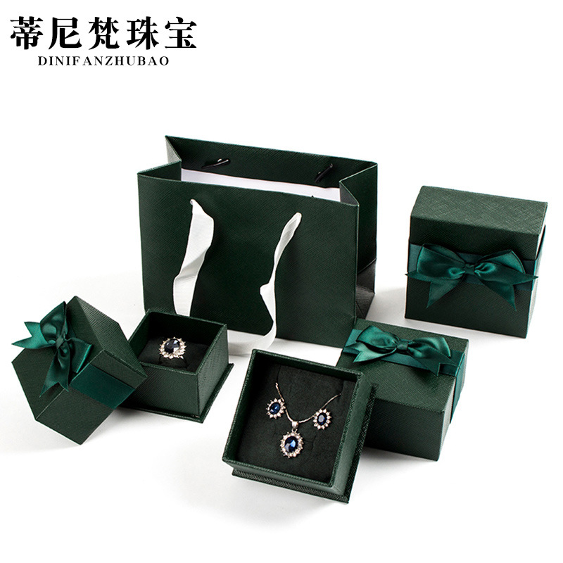 Estilo japonés y coreano exquisito simple nueva llegada verde caja de joyería pequeña caja de anillo de moda fresca caja colgante caja de pulsera