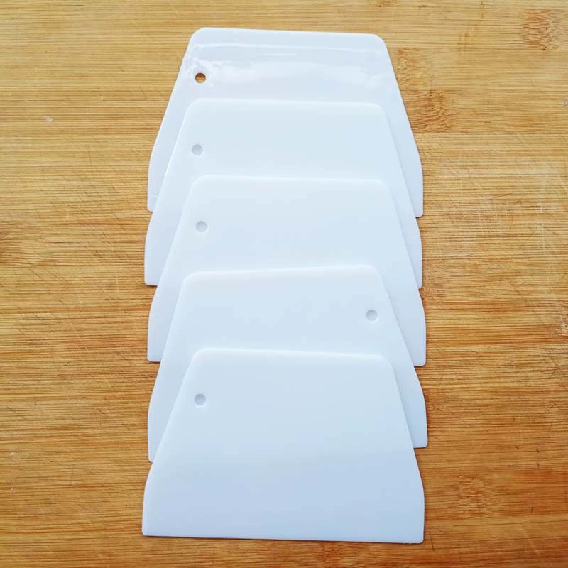 Инструменты для выпечки: пластиковый скребок среднего размера, трапециевидный скребок, нож-скребок, нож для теста, скребок для шпатлевки и порошковых смесей