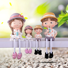 新款厂家直供创意卡通四口之家可爱搁板树脂吊脚娃娃工艺品摆件