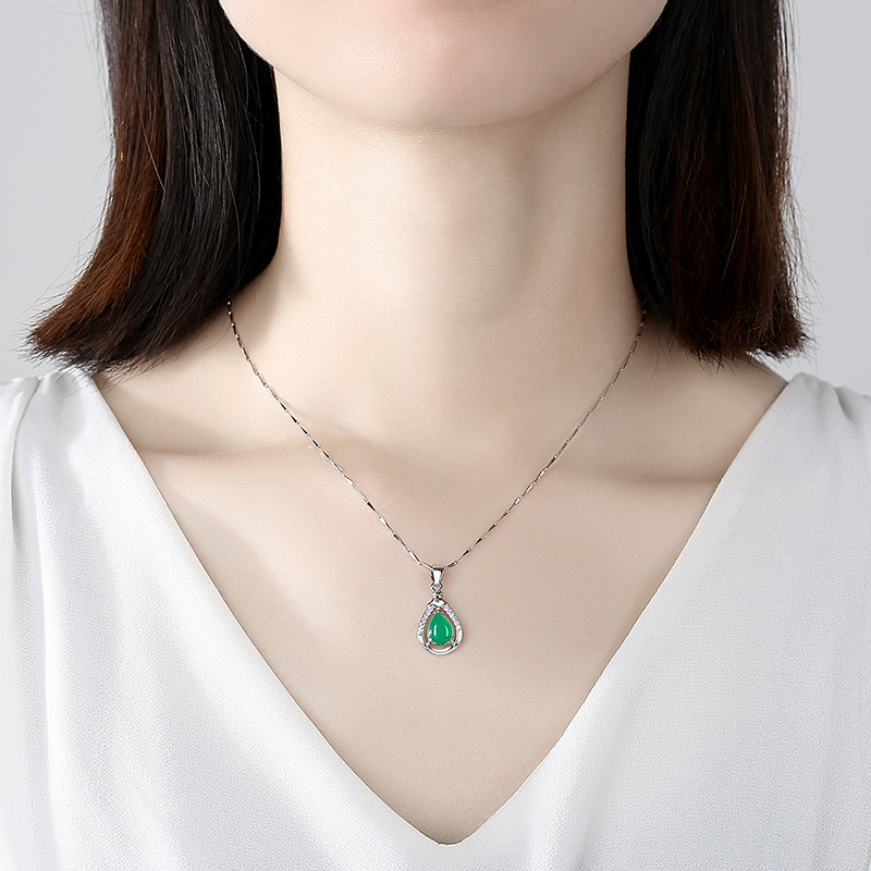 Retro S925 plata esterlina Calcedonia verde collar de plata esterlina de las mujeres personalidad temperamento gota de agua forma joyería Día de San Valentín para novia