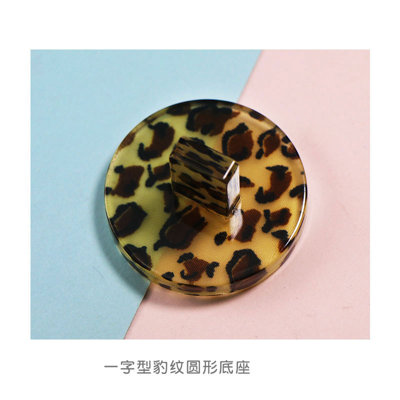 워드 라운드 레오파드 무늬 베이스