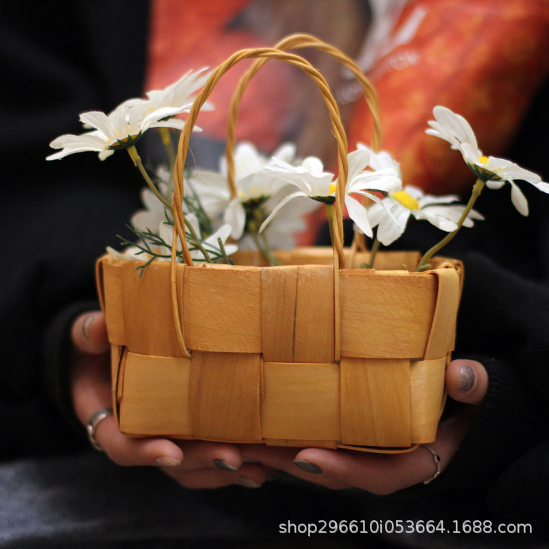 Pure hand-woven wood chip small basket flowers hand-held basket simulation flower basket children's swing racket props basket mini basket