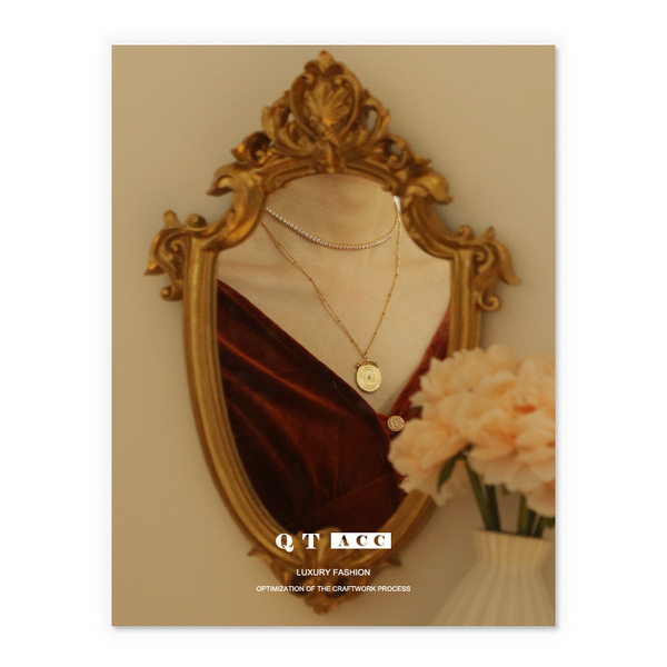 Design pendant with zircon