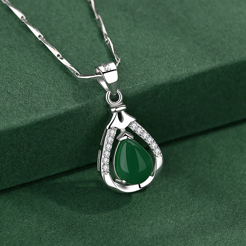 Retro S925 plata esterlina Calcedonia verde collar de plata esterlina de las mujeres personalidad temperamento gota de agua forma joyería Día de San Valentín para novia