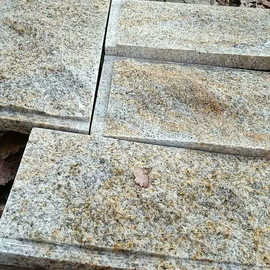 黄锈石厂家白麻蘑菇石花岗岩干挂石材机刨石凹凸蘑菇石石皮背景墙