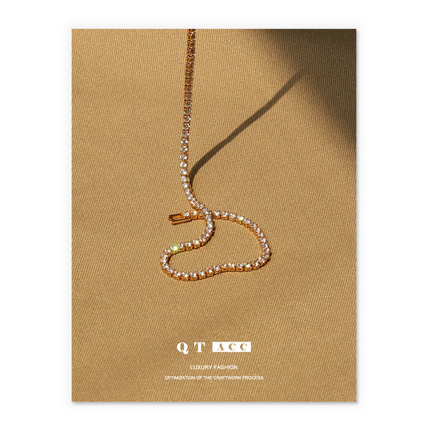 Design pendant with zircon