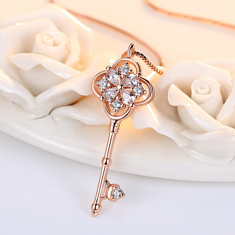 En línea celebridad Singapur S925 plata clave collar de diamantes colgante nicho simple trébol clavícula cadena femenina