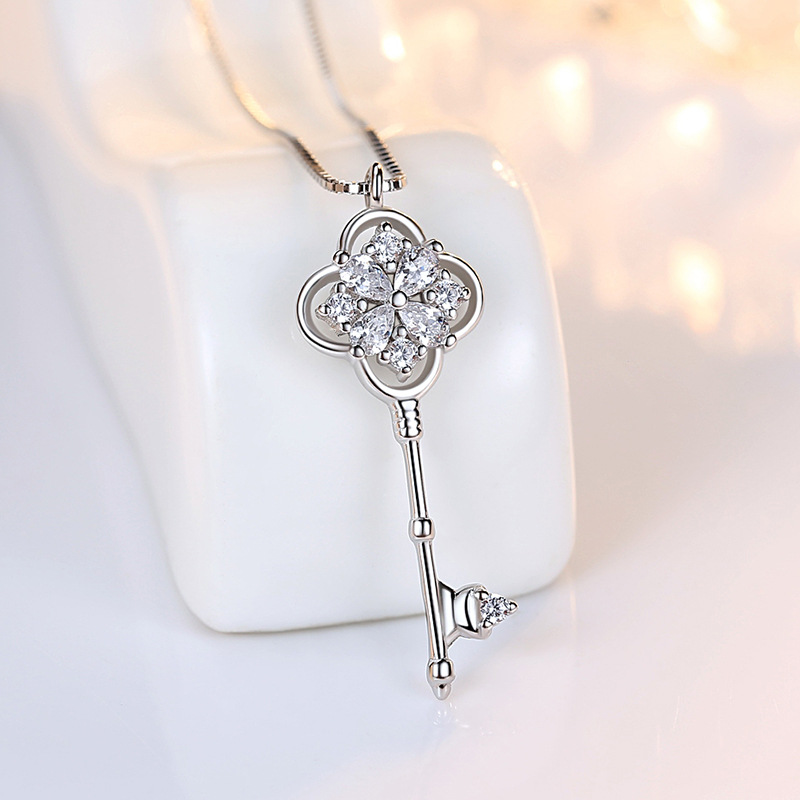En línea celebridad Singapur S925 plata clave collar de diamantes colgante nicho simple trébol clavícula cadena femenina