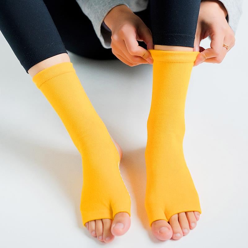 Factory wholesale Japanese-style mid-barrel taekwondo half-finger yoga socks women's non-slip heel five-finger yoga dance socks