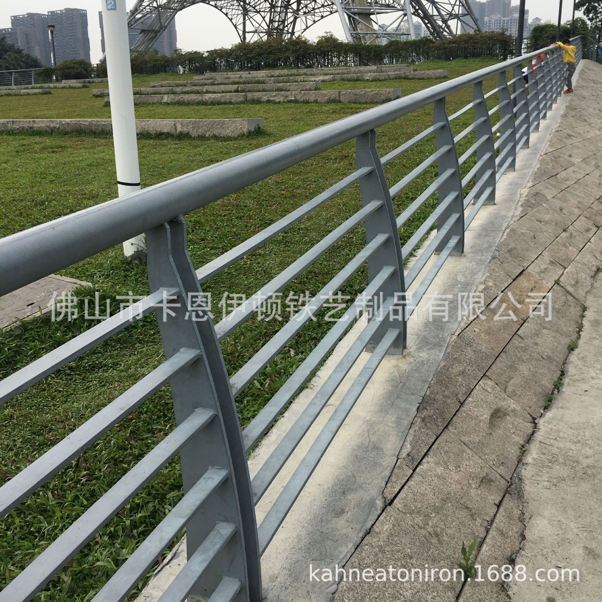 河道铁艺不锈钢护栏围栏铝合金锌钢市政道路桥梁栏杆加工安装出口