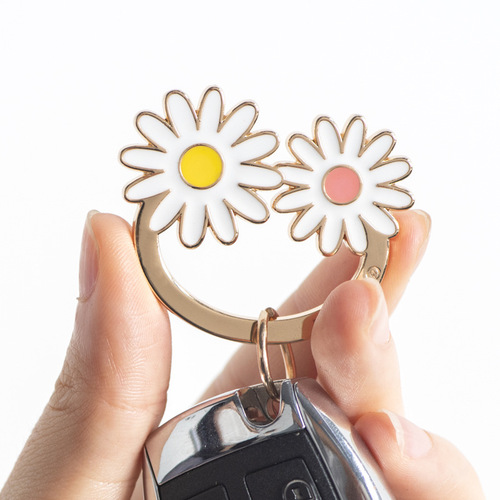 Bamenchongshe sample ninth generation KISS Daisy alloy car keychain bag hanging jewelry creative small gift