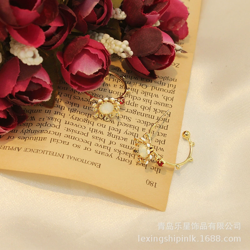 Women's brand fashionable earrings, light luxury style, flowered