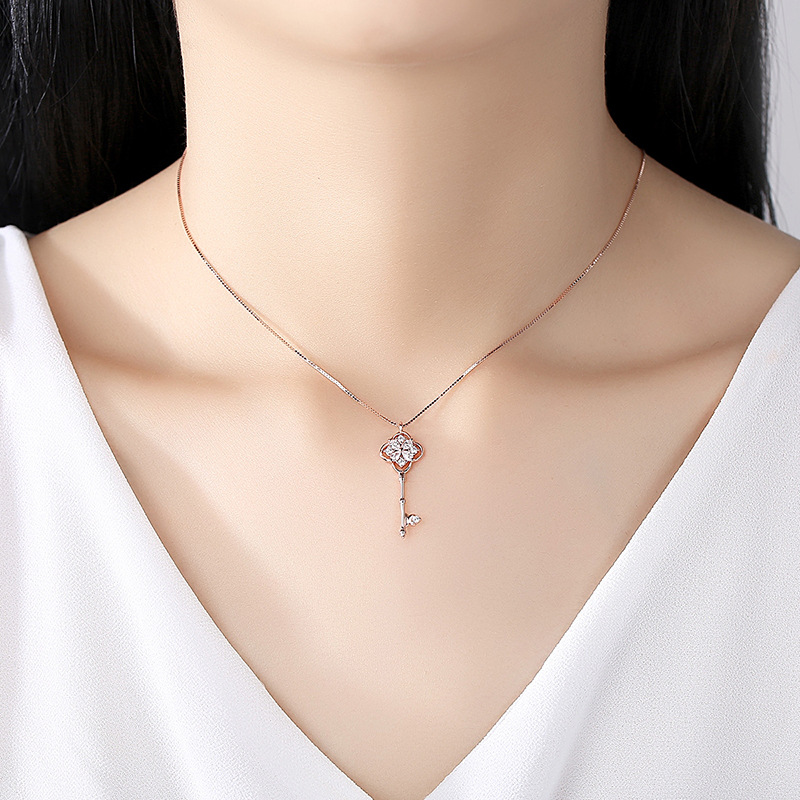 En línea celebridad Singapur S925 plata clave collar de diamantes colgante nicho simple trébol clavícula cadena femenina