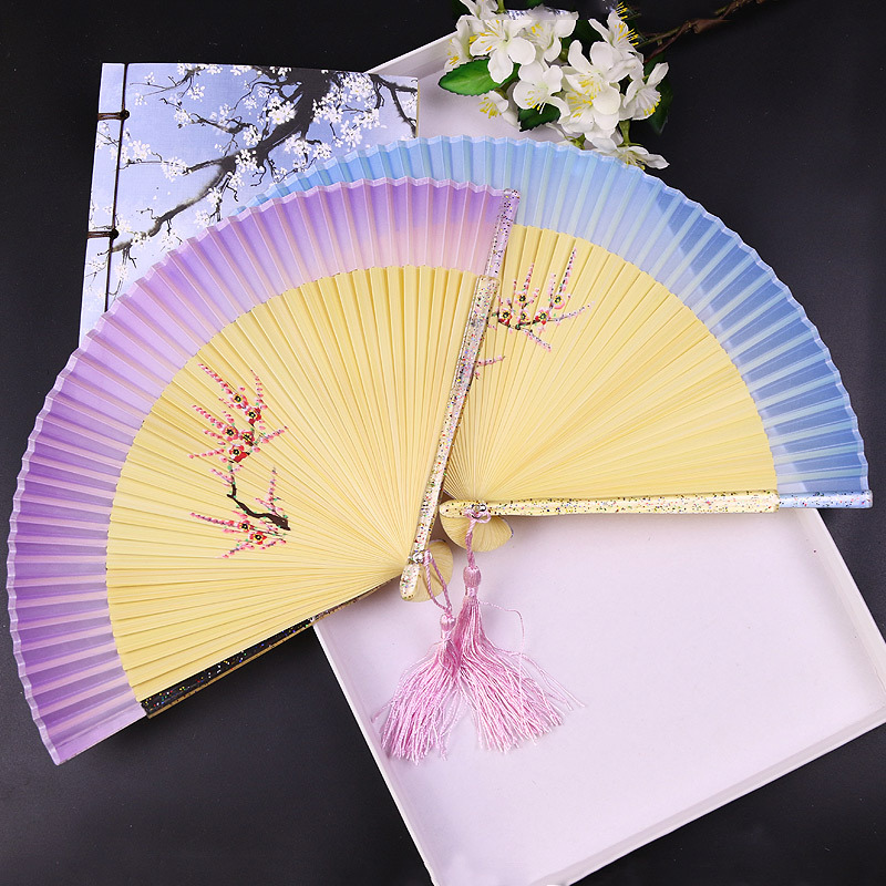 Fan de bambú pintado a mano Hanfu antiguo ventilador chino con estudiantes de danza esculpido fábrica de ventiladores al por mayor