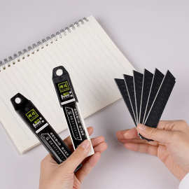 厂家批发18mm美工刀片0.7厚度锋利耐用壁纸刀片SK5黑刀片工厂现货