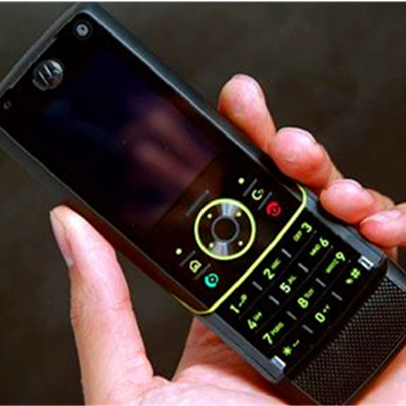 Телефон Motorola Z8 с изогнутым экраном и слайдерным механизмом, подходит для трансграничной внешнеторговой деятельности, коллекционирования, вызывает ностальгию по ретро-дизайну.