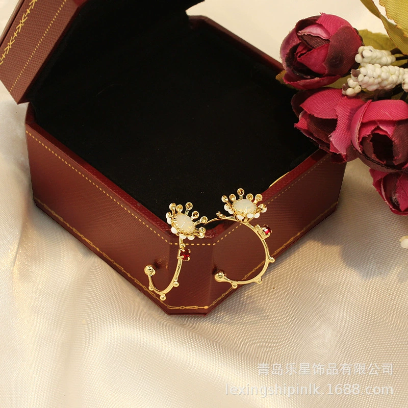 Women's brand fashionable earrings, light luxury style, flowered