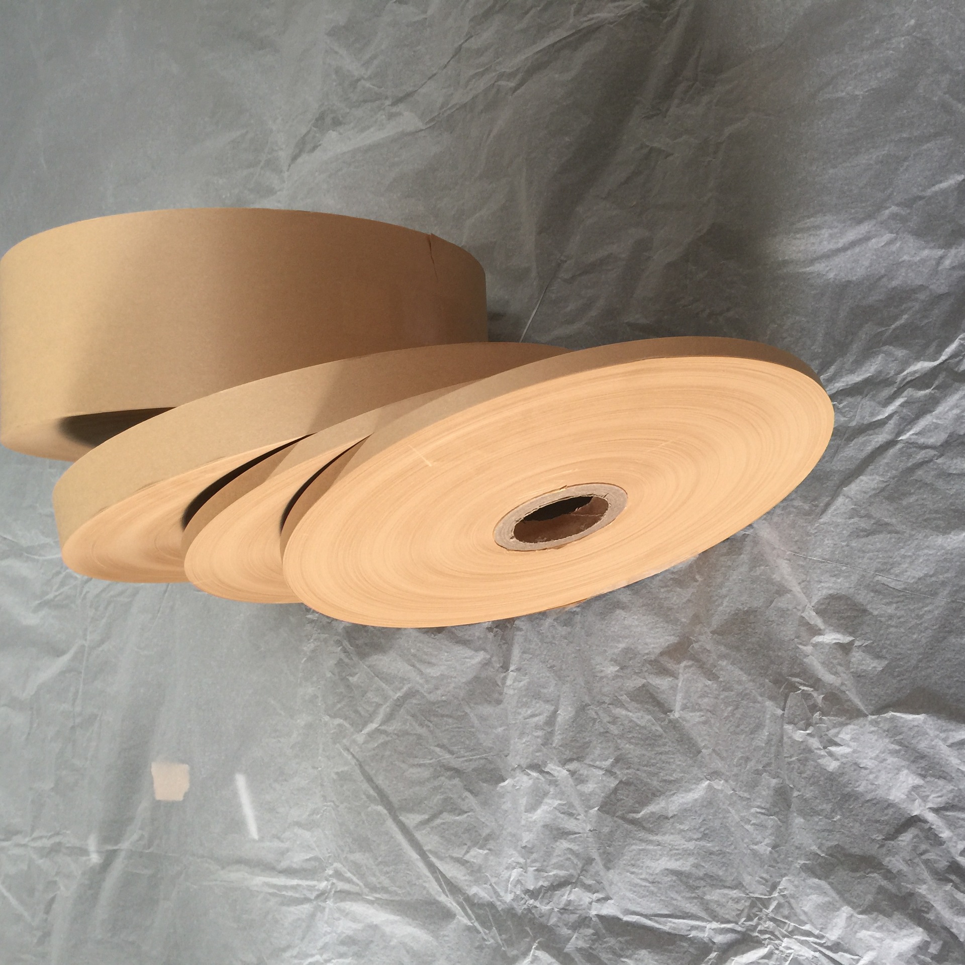 厂家优惠定制牛皮纸80克到440克卷筒平张包装纸切条黄色隔层纸