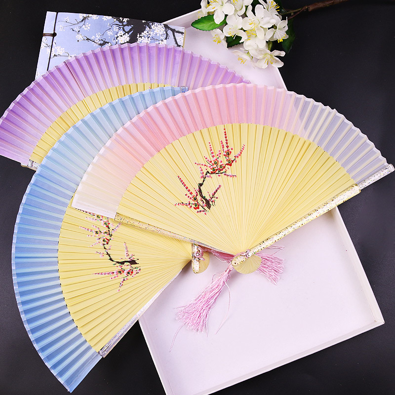 Fan de bambú pintado a mano Hanfu antiguo ventilador chino con estudiantes de danza esculpido fábrica de ventiladores al por mayor