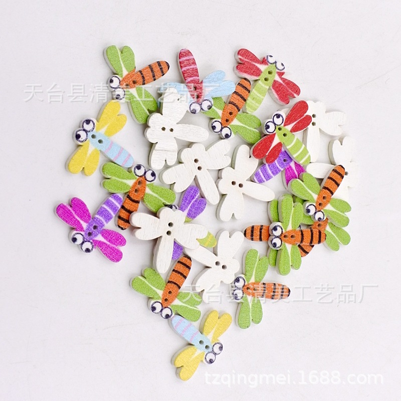 Dibujos animados fondo blanco pintado pequeña libélula botón de madera niños rompecabezas de botones hechos a mano 50 piezas por paquete