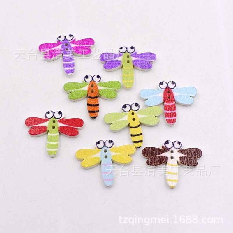 Dibujos animados fondo blanco pintado pequeña libélula botón de madera niños rompecabezas de botones hechos a mano 50 piezas por paquete