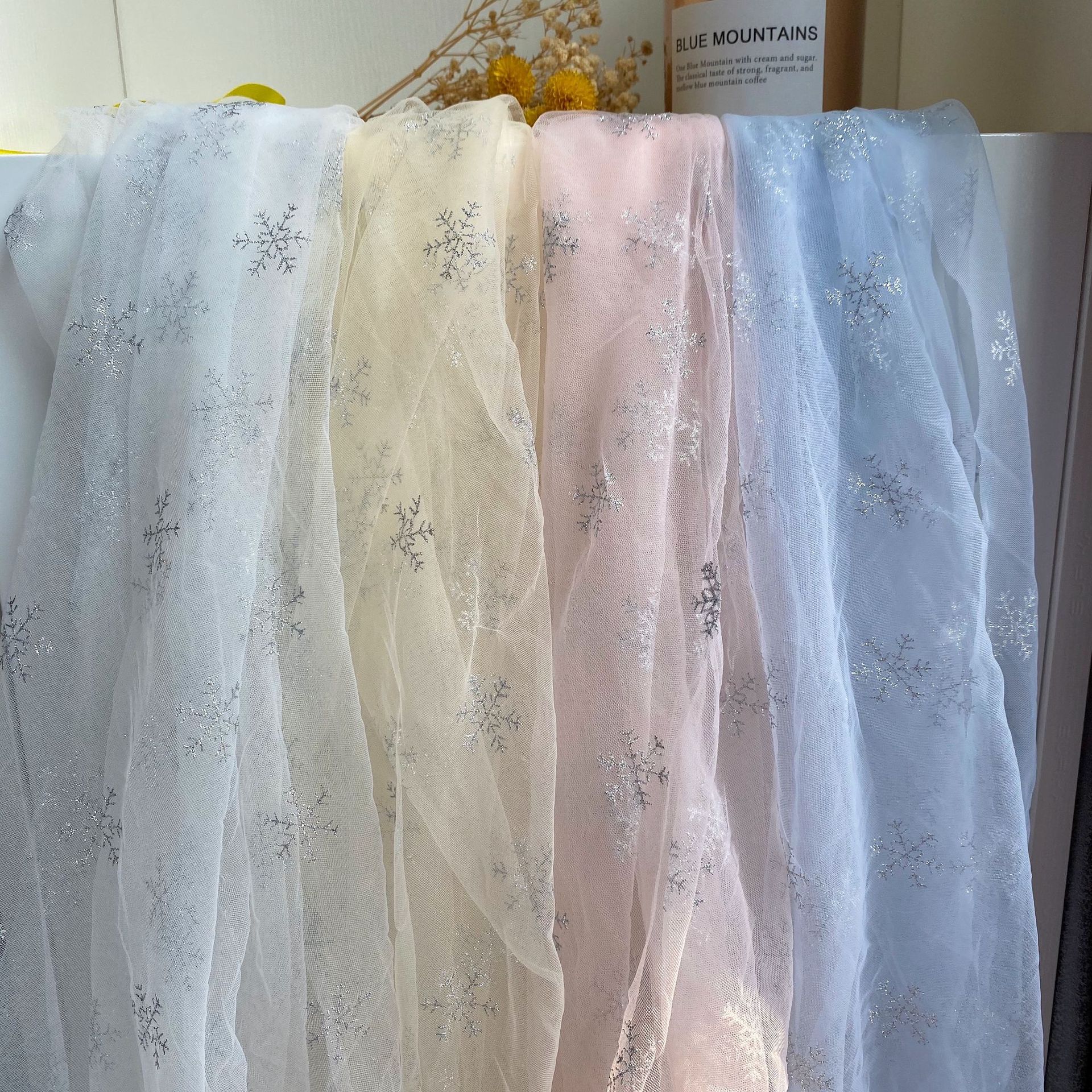 工艺冰雪奇缘艾莎雪花网纱网眼布后加工雪花印粉布料童装纱裙面料