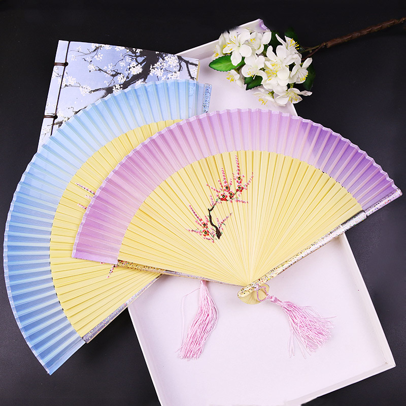 Fan de bambú pintado a mano Hanfu antiguo ventilador chino con estudiantes de danza esculpido fábrica de ventiladores al por mayor