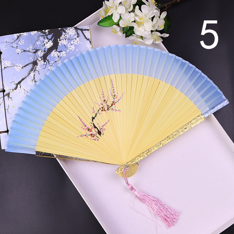 Fan de bambú pintado a mano Hanfu antiguo ventilador chino con estudiantes de danza esculpido fábrica de ventiladores al por mayor