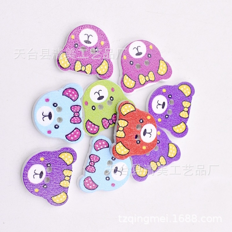 Fondo blanco de dibujos animados pintado cabeza de oso botón de madera botón hecho a mano pintura especial 50 unidades por paquete