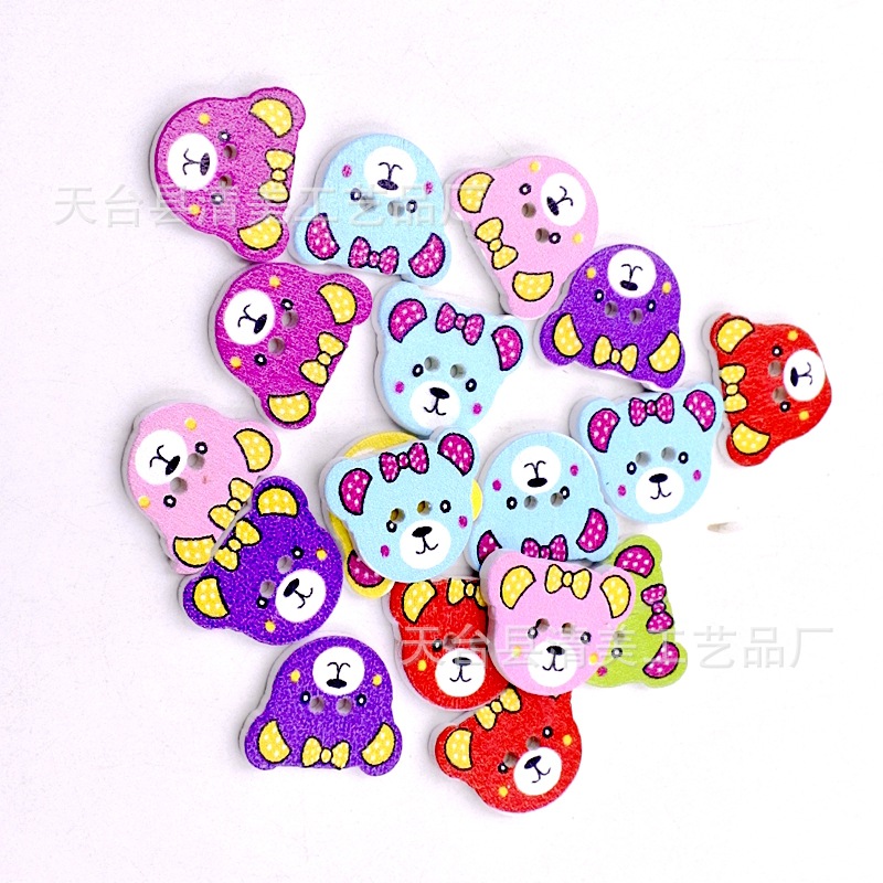 Fondo blanco de dibujos animados pintado cabeza de oso botón de madera botón hecho a mano pintura especial 50 unidades por paquete