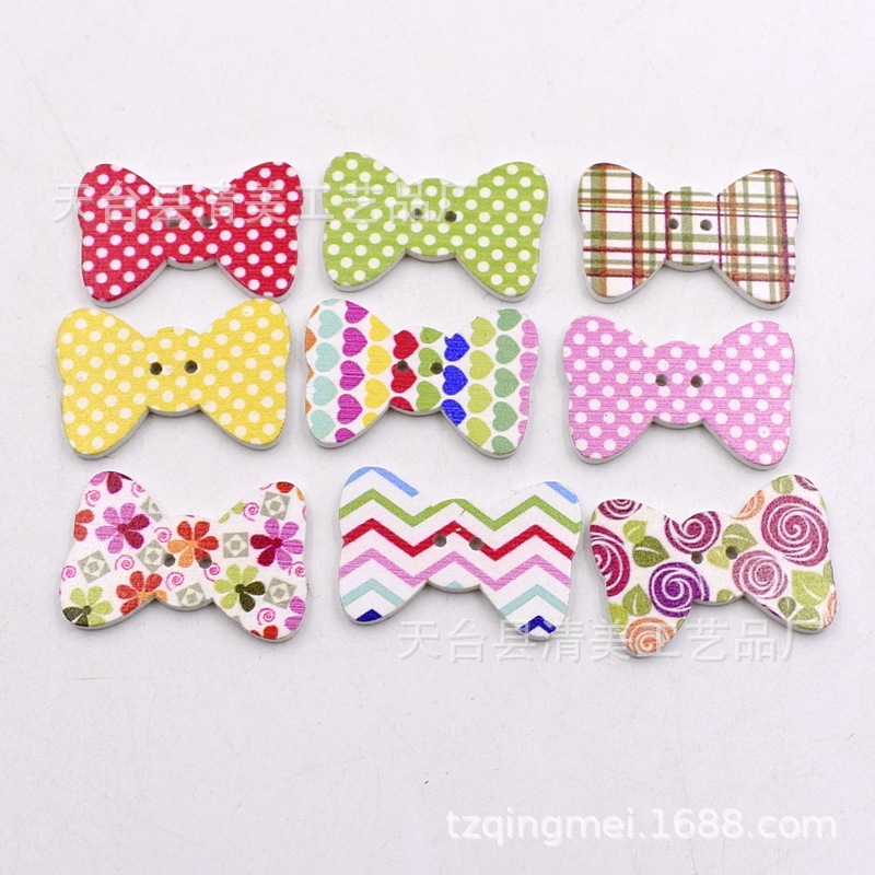 Botón de madera con impresión en color sobre fondo blanco Botón de madera Botón de madera mixto multicolor Botón de hoja de madera 50/paquete