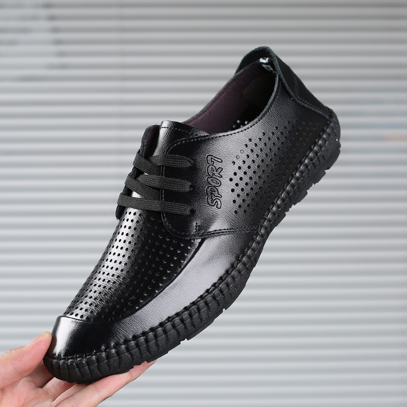 Las sandalias de los hombres del verano del cuero genuino respirables ocasionales del agujero ahuecan hacia fuera los zapatos de los hombres superficiales suaves inferiores suaves del papá blanco de mediana edad