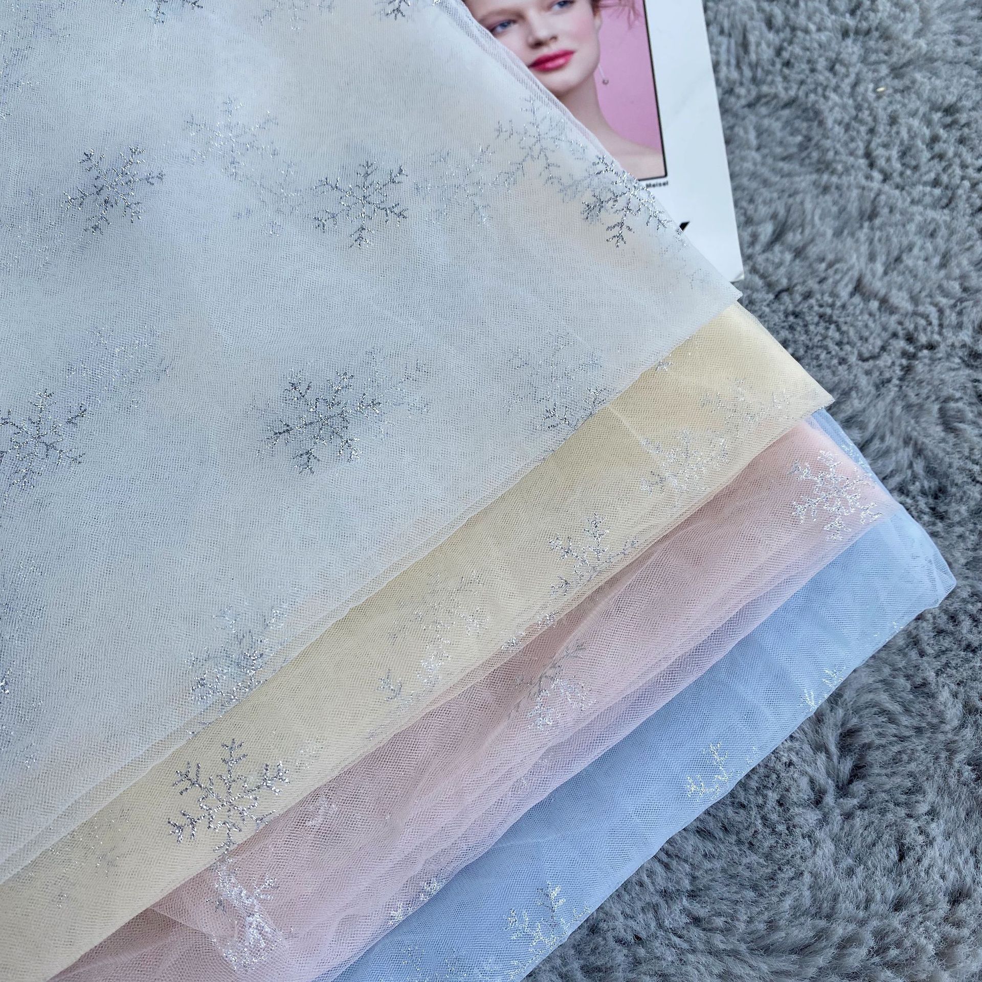 Frozen Aisha copo de nieve malla de tela después de procesar copo de nieve de impresión en polvo de tela de los niños ropa de gasa falda de tela al por mayor