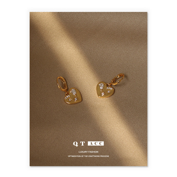 Brass cute elegant fashionable earrings with zircon heart shaped