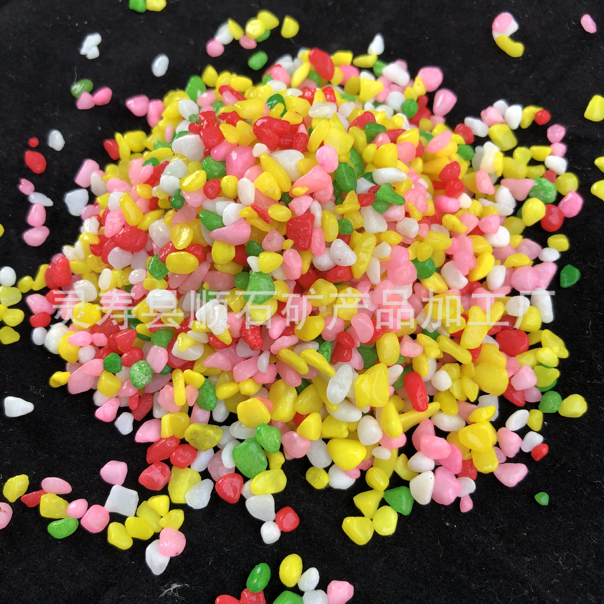 厂家供应鱼缸底砂造景用 染色彩石 儿童沙池沙漏用彩石沙量大价优