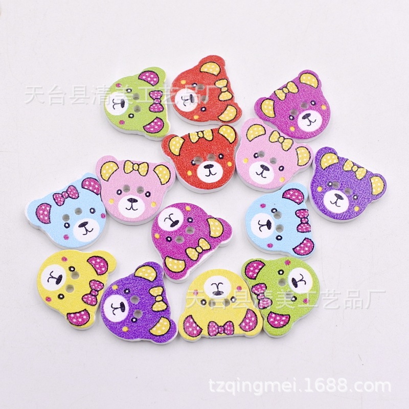 Fondo blanco de dibujos animados pintado cabeza de oso botón de madera botón hecho a mano pintura especial 50 unidades por paquete